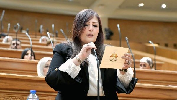 إليزابيث شاكر لـ تليجراف الخليج: مواجهة الإيبولا تتطلب إجراءات وقائية صارمة دون إثارة الذعر - الخليج الان