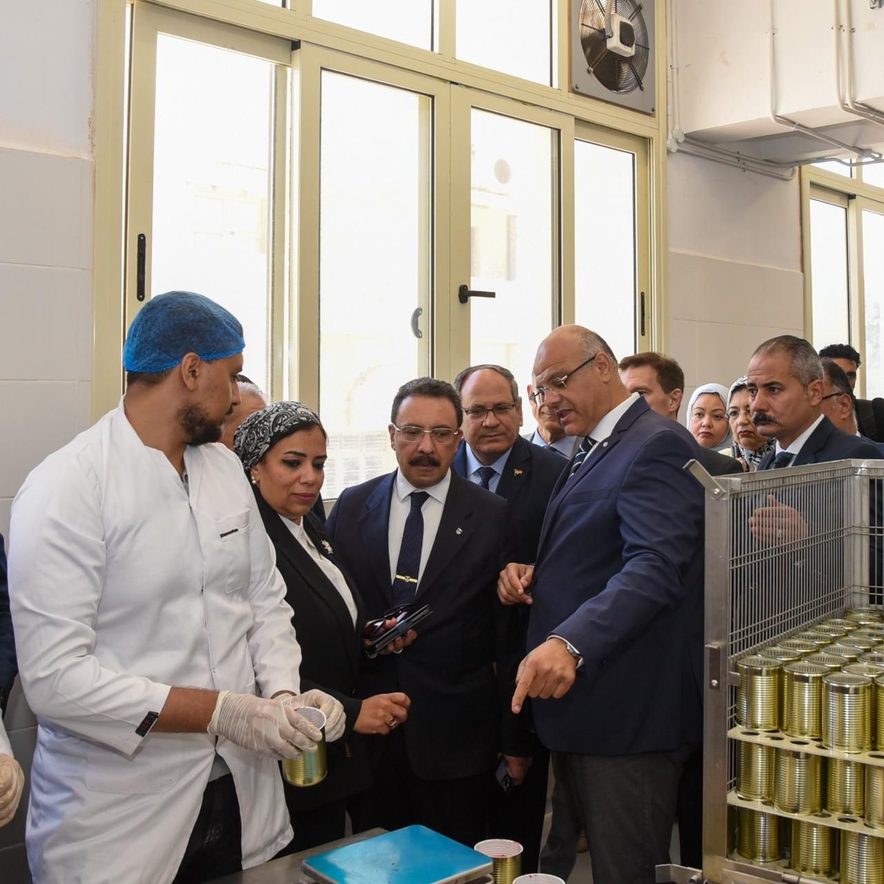 محافظ الإسكندرية يفتتح اول مركز جامعي لتصنيع الطماطم المقشرة في مصر باستثمارات تتجاوز 45 مليون جنية - الخليج الان