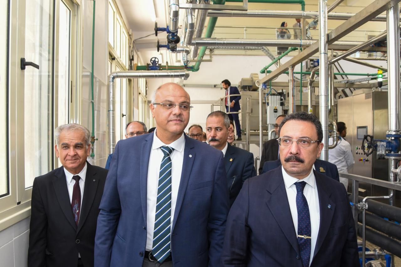 محافظ الإسكندرية يفتتح اول مركز جامعي لتصنيع الطماطم المقشرة في مصر باستثمارات تتجاوز 45 مليون جنية - الخليج الان