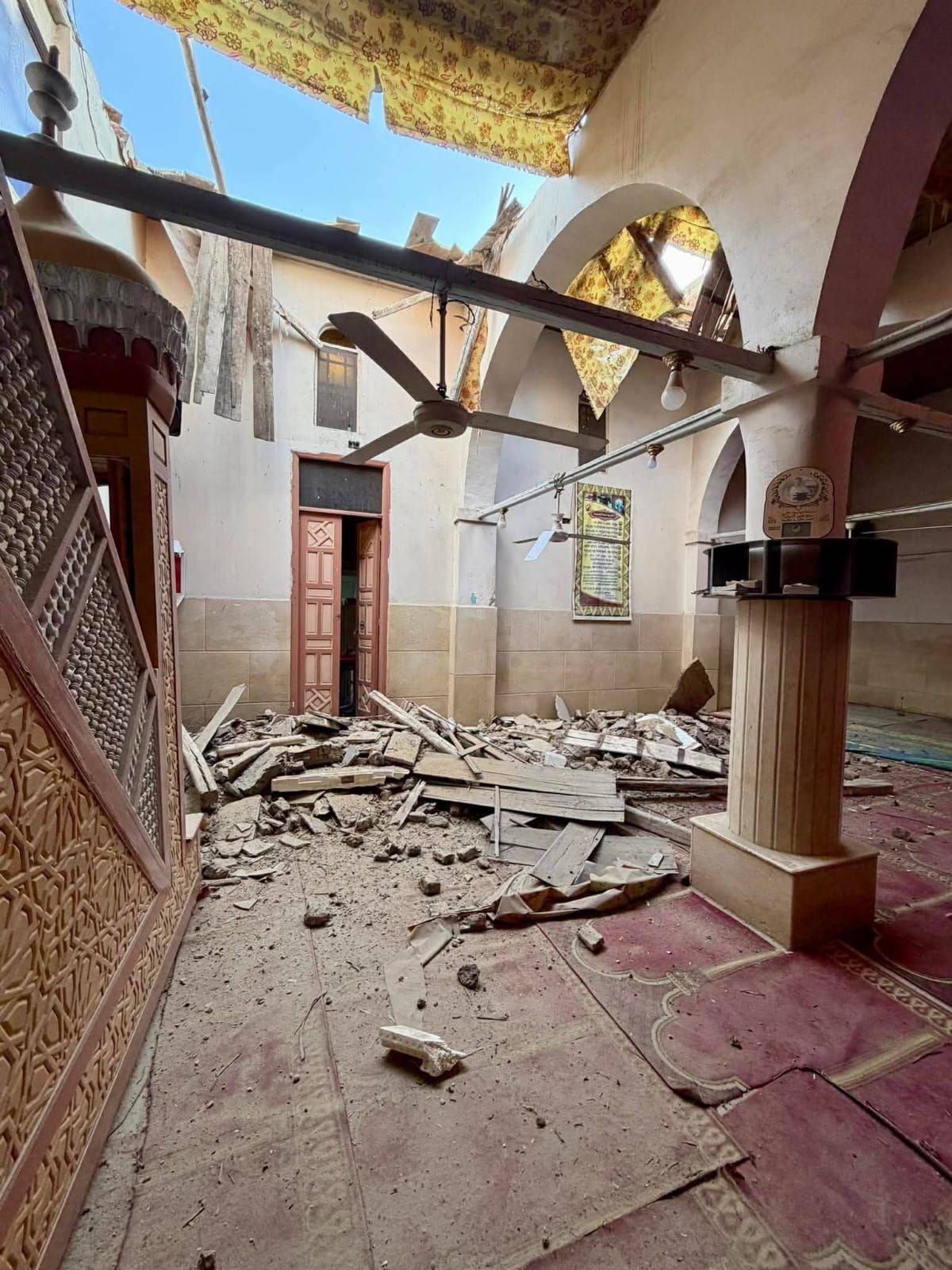 بعد سقوط جزء من سقفه.. إغلاق مسجد السيدة مؤنسة باللاهون حفاظًا على أرواح المصلين - الخليج الان
