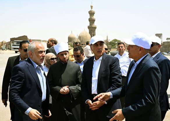 رئيس الوزراء يتفقد أعمال ترميم وإعادة إحياء مسجد المسبح والمنطقة المحيطة به المواجهة لمنطقة السيدة عائشة - الخليج الان