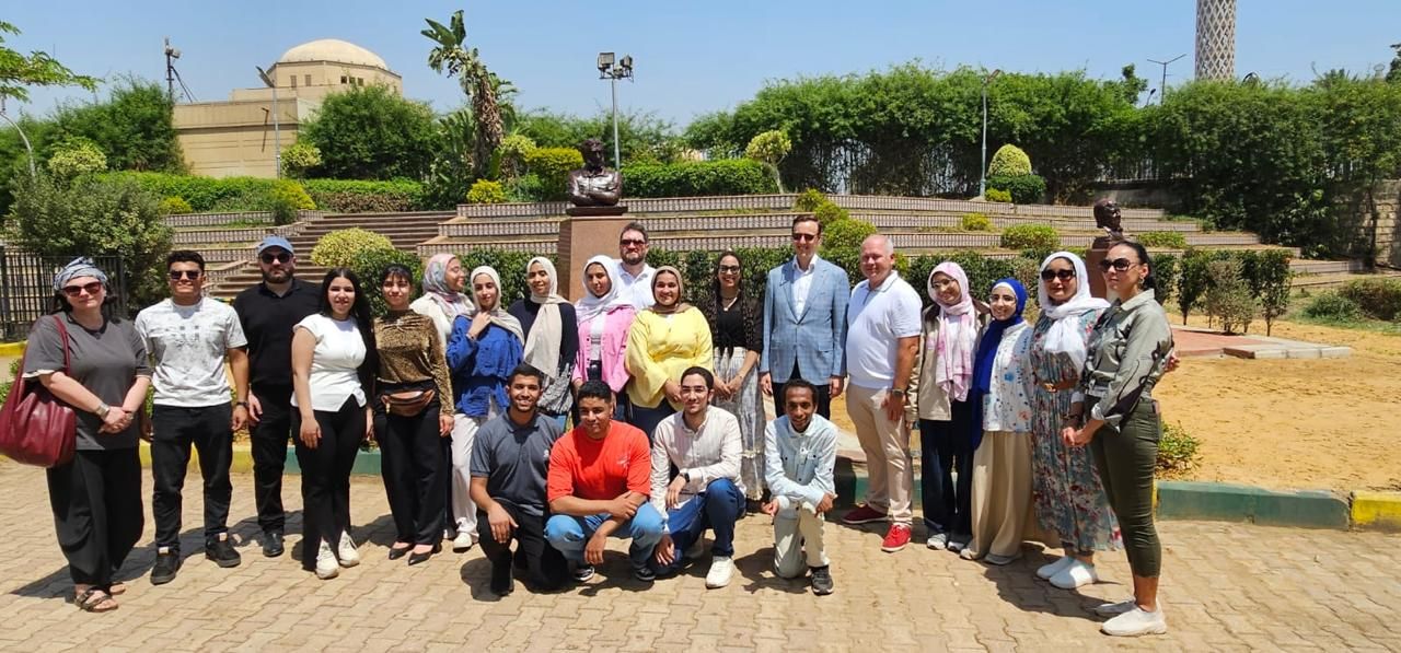 بحضور دبلوماسي.. القاهرة تحتفي بيوم اللغة الروسية وتزيح الستار عن تمثال «بوشكين» المرمم|صور - الخليج الان