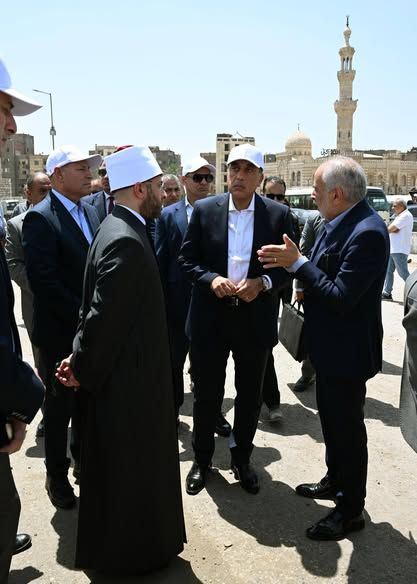 رئيس الوزراء يتفقد أعمال ترميم وإعادة إحياء مسجد المسبح والمنطقة المحيطة به المواجهة لمنطقة السيدة عائشة - الخليج الان