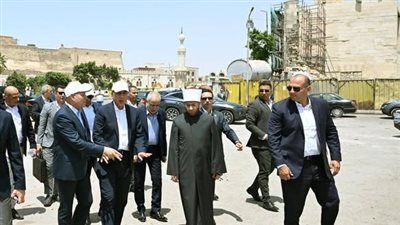 رئيس الوزراء يتفقد أعمال ترميم وإعادة إحياء مسجد المسبح والمنطقة المحيطة به المواجهة لمنطقة السيدة عائشة - الخليج الان