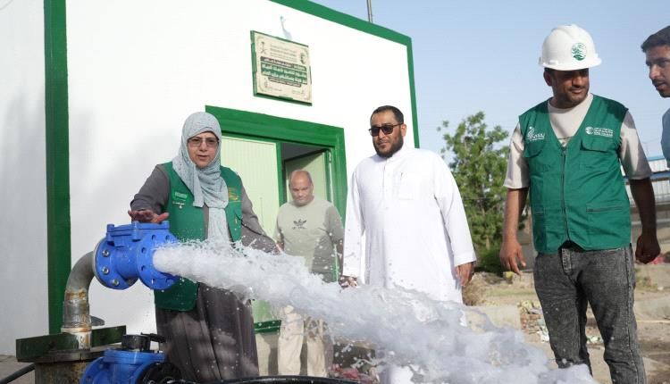 بدعم من مركز الملك سلمان.. تركيب منظومتين للطاقة الشمسية وتجهيز بئرين في مستشفى مأرب العام