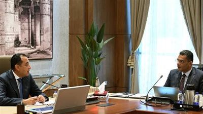 رئيس الوزراء يستعرض الموقف التنفيذي للمشروعات الخدمية والتنموية في محافظة البحر الأحمر - الخليج الان