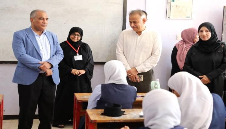 وزير التربية والتعليم العبادي يتفقد سير امتحانات الثانوية العامة في مدارس مديريتي المعلا والتواهي بعدن