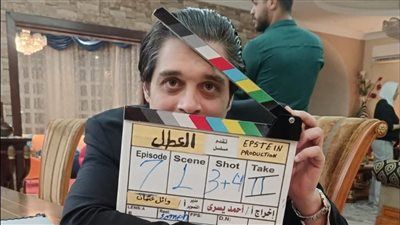 خيري بشارة ممثلا لأول مرة بدور كامل في مسلسل العطل مع عمر خورشيد| خاص - الخليج الان
