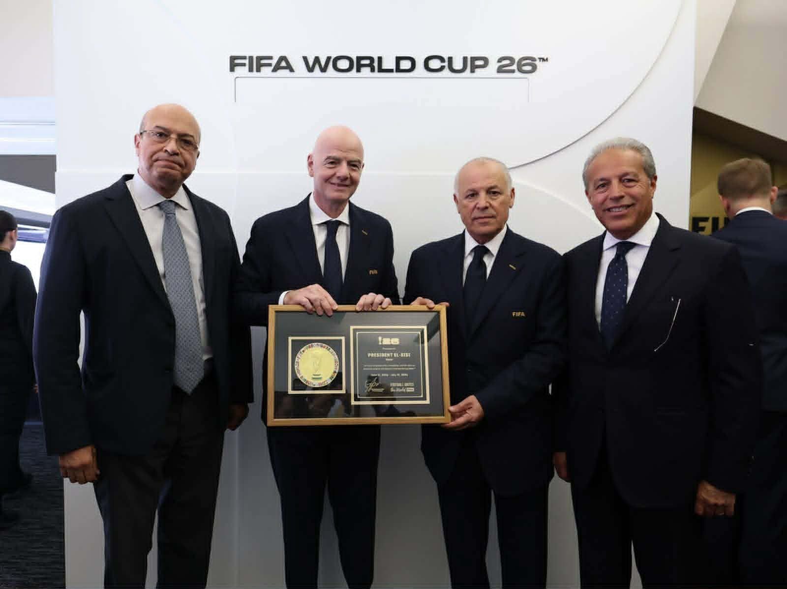 إنفانتينو يهدى أبو ريدة تذكار كأس العالم بإسم الرئيس السيسى على هامش مباراة مصر وبلجيكا - الخليج الان