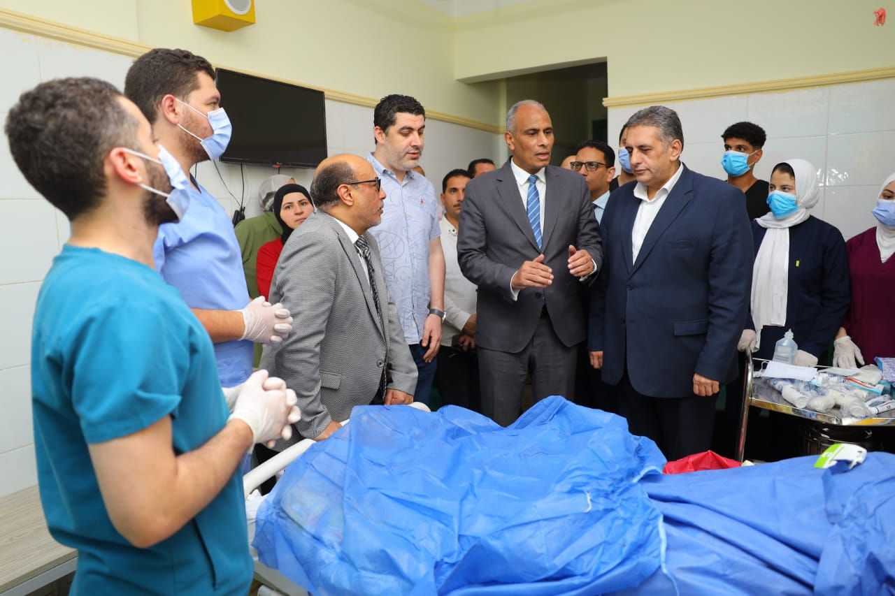 محافظ كفرالشيخ يطمئن على رئيس قرية أُصيبت أثناء أداء واجبها.. ويوجه بتوفير الرعاية الطبية الكاملة - الخليج الان