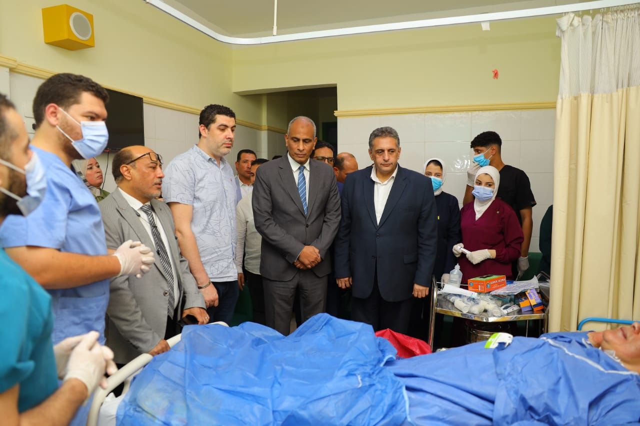 محافظ كفرالشيخ يطمئن على رئيس قرية أُصيبت أثناء أداء واجبها.. ويوجه بتوفير الرعاية الطبية الكاملة - الخليج الان