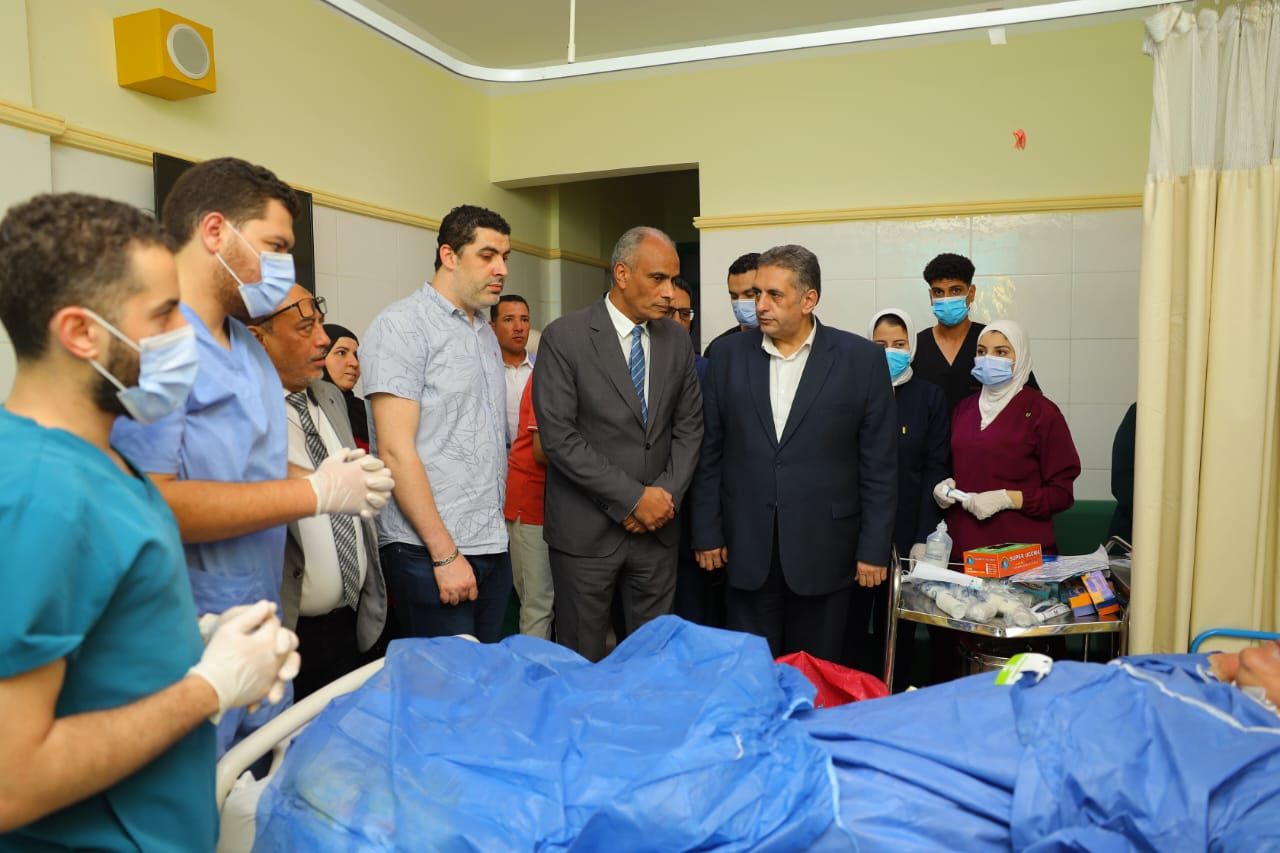 محافظ كفرالشيخ يطمئن على رئيس قرية أُصيبت أثناء أداء واجبها.. ويوجه بتوفير الرعاية الطبية الكاملة - الخليج الان