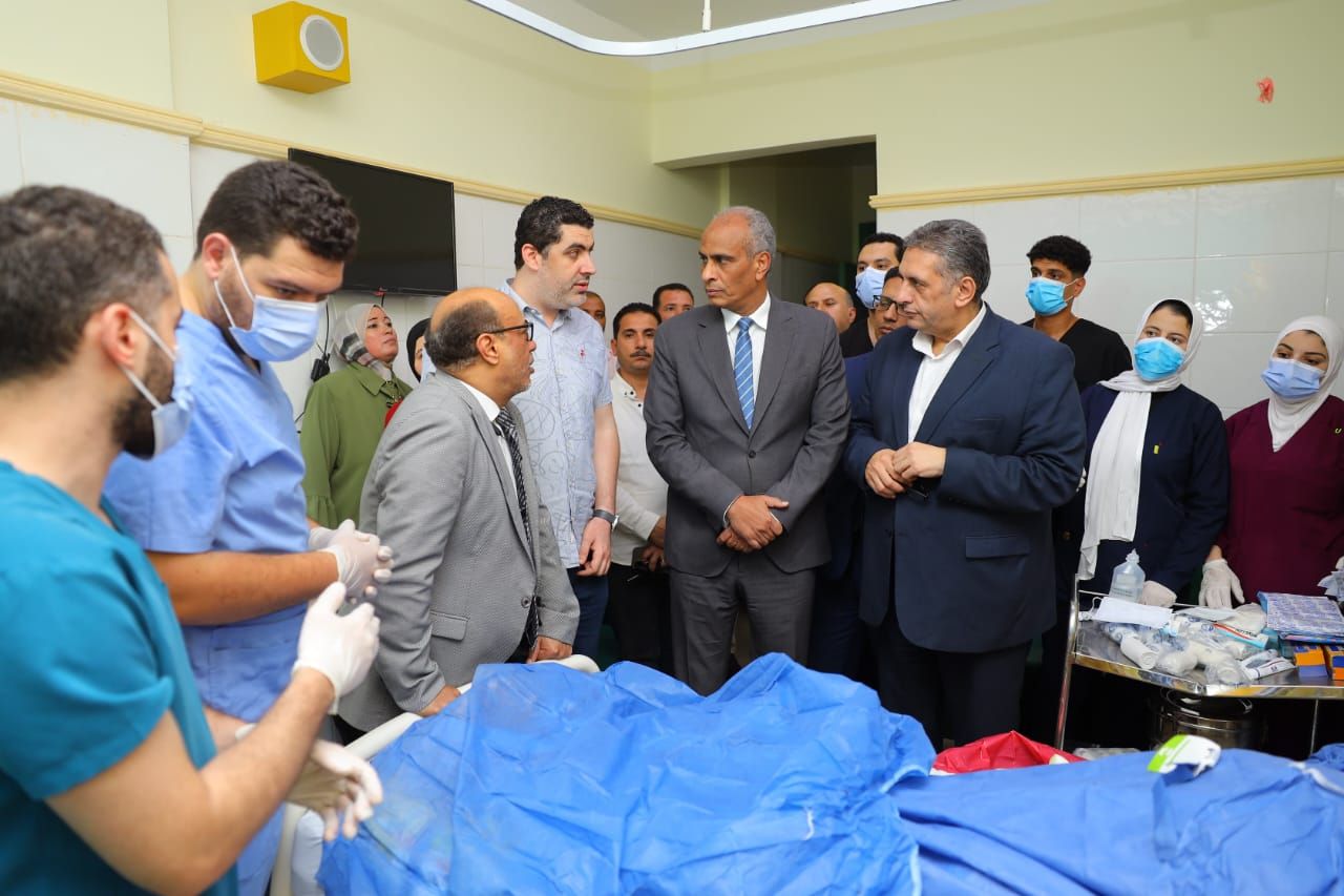 محافظ كفرالشيخ يطمئن على رئيس قرية أُصيبت أثناء أداء واجبها.. ويوجه بتوفير الرعاية الطبية الكاملة - الخليج الان