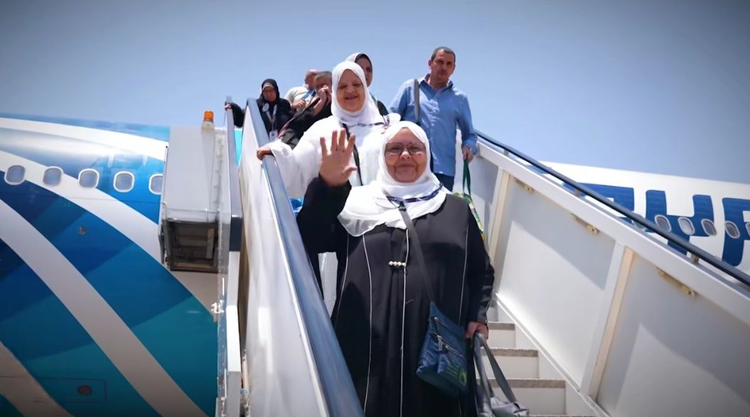 مشاهد السعادة تسيطر على العائدين.. الداخلية تعلن عودة آخر أفواج حجاج القرعة - الخليج الان