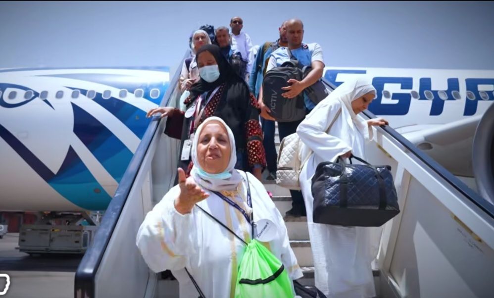 مشاهد السعادة تسيطر على العائدين.. الداخلية تعلن عودة آخر أفواج حجاج القرعة - الخليج الان