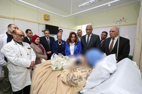 أُصيبت خلال تنفيذ قرار إزالة تعديات.. وزيرة التنمية تطمئن على رئيسة قرية تفتيش أبوسكين - الخليج الان