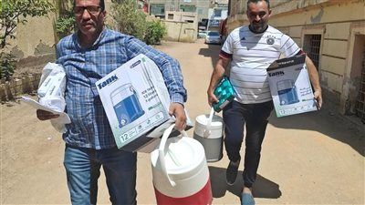وكيل إدارة بالشرقية يحمل كولمان مياه ويشارك في تجهيز المدارس استعدادا لامتحانات الثانوية العامة - الخليج الان