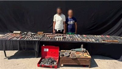 ضبط شخصين يديران ورشة لتصنيع الأسلحة البيضاء في بولاق أبو العلا - الخليج الان