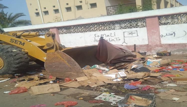 السلطة المحلية بخورمكسر تنفذ حملة واسعة لإزالة العشوائيات وتنظيف شارع الثقافة