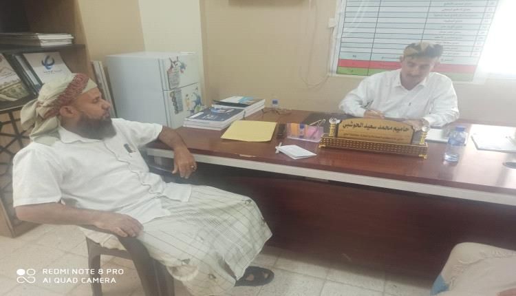 مدير عام مكتب الصناعة بلحج يوجه بالتقيد بالتسعيرة المحددة لمادة الثلج