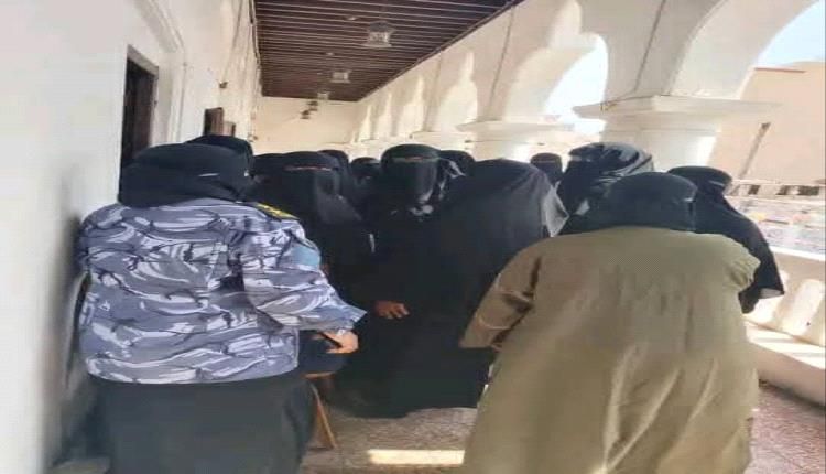 ادوات القمع والوصاية تهاجم ساحة الأحتفال في المكلا وتعتدي على النسوة المشاركات بيوم الأرض