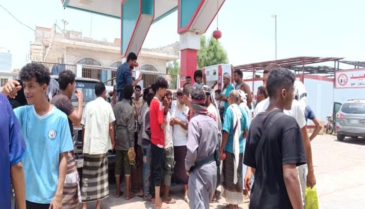 صور توضح حجم معاناة المواطنين في طوابير الغاز