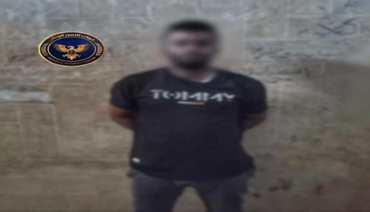 ضربة موجعة.. قوات طوق عدن تلقي القبض على ضابط هارب متهم ببيع طقم عسكري