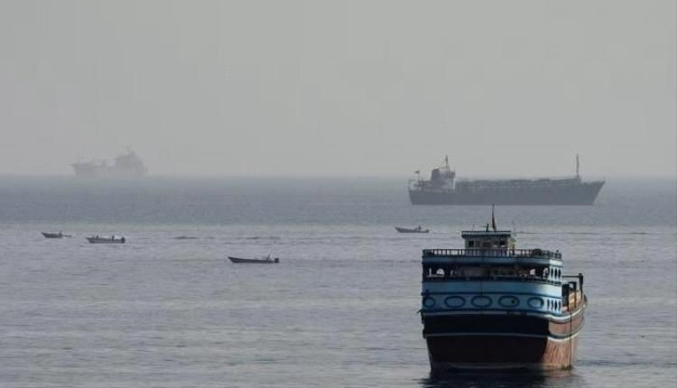 ضربات مجهولة تستهدف ناقلة نفط شرق خصب.. وتوتر جديد في مضيق هرمز