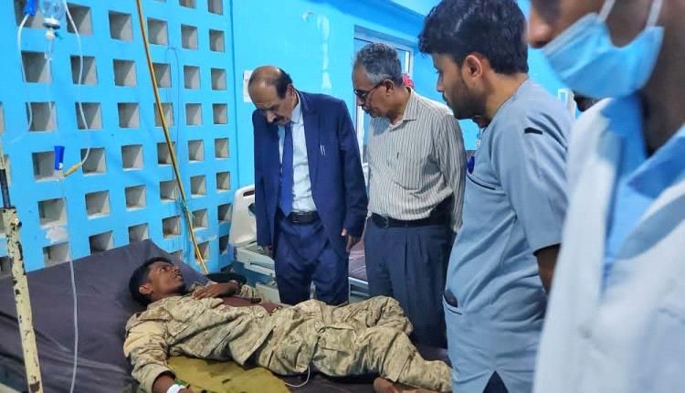 عقب التفجير الإرهابي بعتق.. الوكيل الدغاري يتفقد جرحى "درع الوطن" ويتوعد بملاحقة الجناة