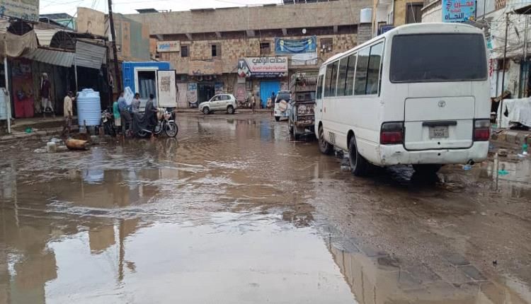 طفح المجاري جراء عدم قدرة شبكة الصرف الصحي على استيعاب مياه الأمطار بلحج