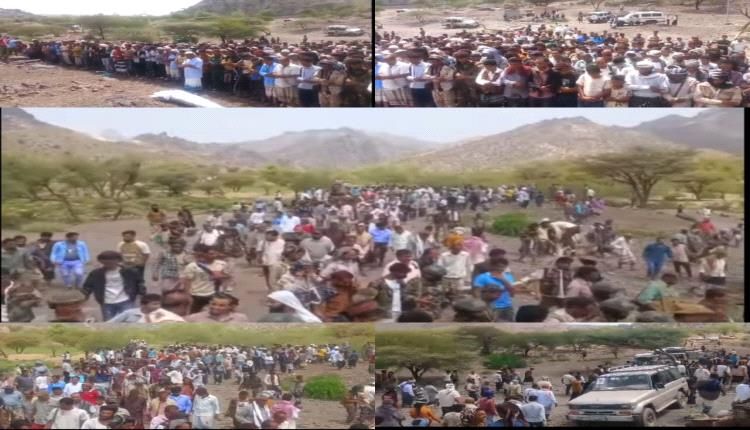 بموكب جنائزي مهيب.. أبناء الأزارق يشيعون المغدور به خطاب البتول إلى مسقط رأسه