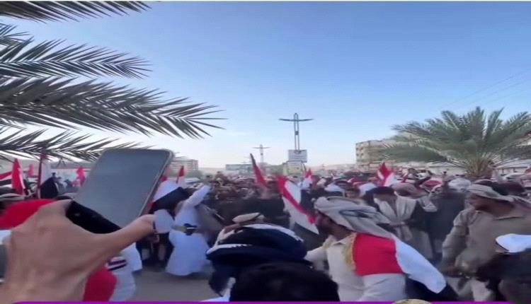 نازحون يؤدون البرعة في سيئون..هذا هو المسار السعودي لمن يريد أن يفهم!