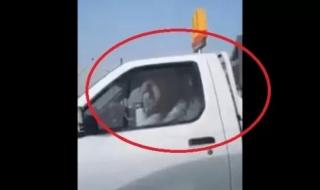 مراهقة أردنية حسناء تظهر جالسة في حضن شاب لتدريبها على القيادة وتفجر غضب الأردنيين