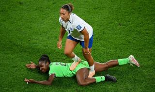 طرد لورين جيمس لاعبة إنجلترا بعد تعمدها دهس منافستها في منتخب نيجيريا (فيديو)
