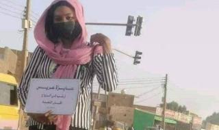 اتفرج: فتاة سودانية تبحث عن عريس بطريقة غريبة وسط شارع عام في الخرطوم وتثير الجدل