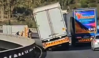 لحظات مرعبة.. رياح قوية تلقي بشاحنة من فوق جسر (فيديو)