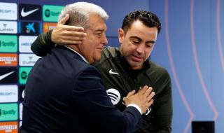 برشلونة يمنع ناديا إنجليزيا عملاقا من التعاقد مع تشافي