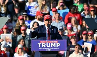 ترامب يستعين بـ"ثعبان" لمهاجمة المهاجرين