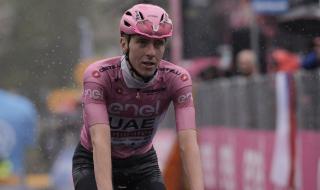 بوغاتشر يفوز بخامس مراحله في سباق إيطاليا للدراجات رغم سوء الأحوال الجوية