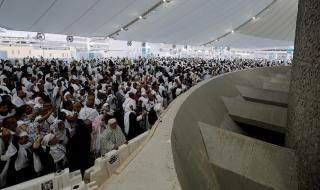 شاهد.. مفتي المملكة يشارك الحجاج في رمي الجمرات من داخل مشعل منى - موقع الخليج الان