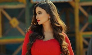 هدى الأتربي وتسريحة شعر مبلل يلامس سحر البحر