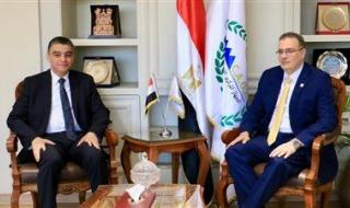 رئيس "التنظيم والإدارة" يسلم رئيس "الشراء الموحد" الهيكل التنظيمي الجديد للهيئة بعد تطويره - الخليج الان