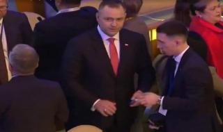 رئيس دولة يتعاطى الشمة في اجتماع دولي