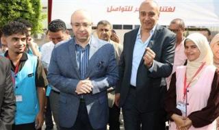 لفتة إنسانية من محافظ بني سويف أثناء زيارته لإحدى المصانع.. وعد عروسين من الصم والبكم بحضور فرحهما - الخليج الان