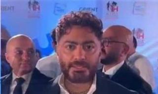 تامر حسني: مريت باحبطات كتير زي التفكك الأسري والفقر وده خلاني أصر على النجاح - الخليج الان