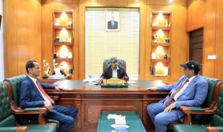 المحافظ بن ماضي يبحث مع رئيس الهيئة العامة للطيران المدني والأرصاد تعزيز نشاط مطاري الريان وسيئون