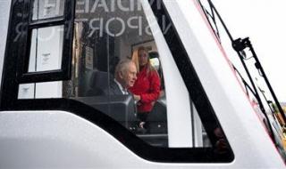 «يقود المترو بنفسه».. ​​​​​الملك تشارلز يحتفل بعيد ميلاده الـ 77 على طريقته الخاصة|صور - الخليج الان