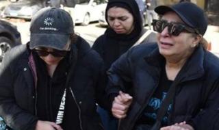 مش قادرة تشيل نفسها.. انهيار شقيقة الفنان طارق الأمير في جنازته | صور - الخليج الان