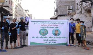 شاب عدني يفاجئ الجميع ويقود حملة نظافة في الشيخ عثمان دعما للمحافظ "عبدالرحمن شيخ"