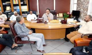 مدير عام شركة النفط بعدن يؤكد أهمية استقرار الحالة التموينية وتنظيم عمل محطات الوقود